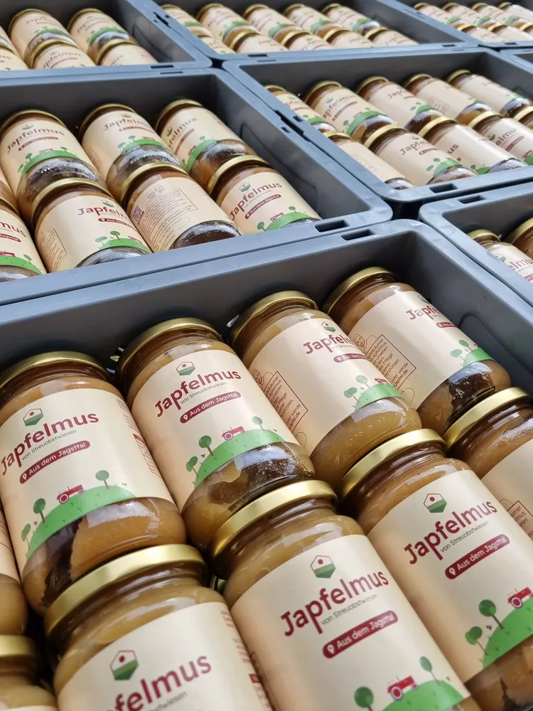 Viele Gläser Japfelmus in Kisten