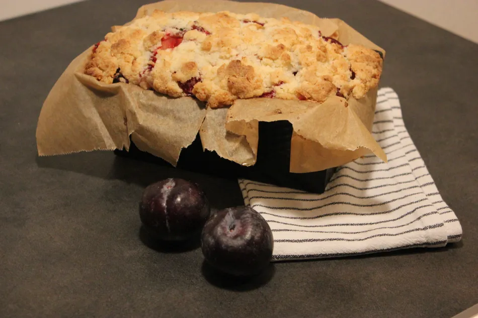 Pflaumen-Mohn Streusel mit Pflaumen garniert.