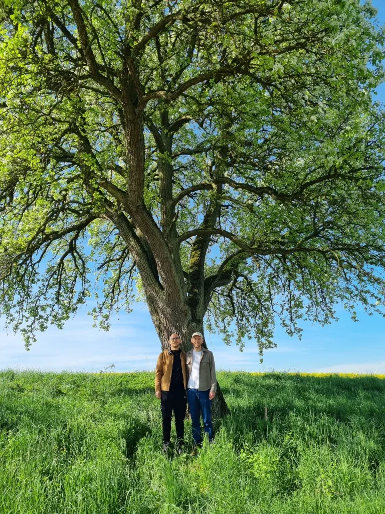 Porträt von Hannes & Henri vor einem Birnenbaum
